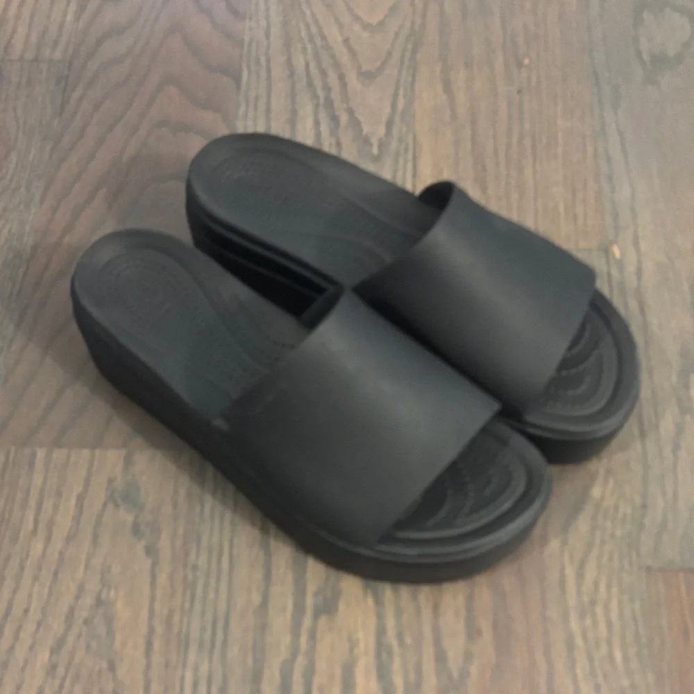 CROCS Brooklyn Slide Wedge Black Size 7 - LIKE NEW - Picture 1 of 9